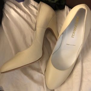 NWOT: Never worn Bruno Magli pumps